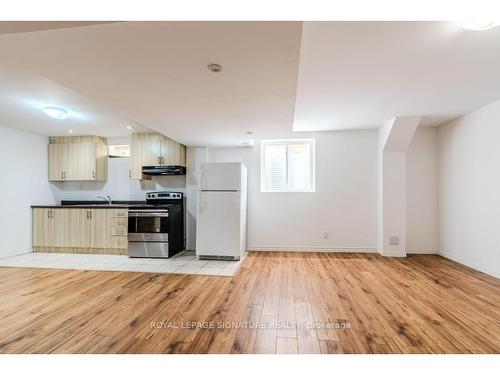 76 Snapdragon Sq, Brampton, ON - Indoor Photo Showing Kitchen