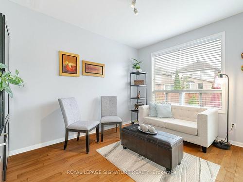 1324 Weir Chse, Mississauga, ON - Indoor Photo Showing Living Room