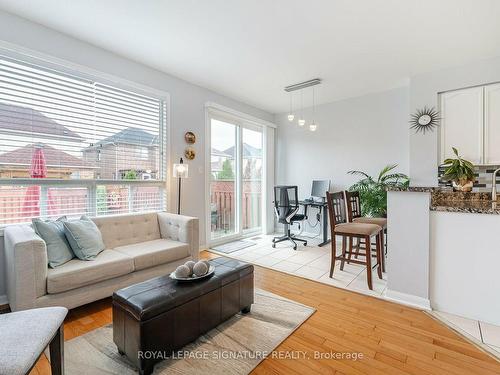 1324 Weir Chse, Mississauga, ON - Indoor Photo Showing Living Room