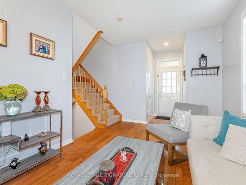 1324 Weir Chse, Mississauga, ON - Indoor Photo Showing Living Room