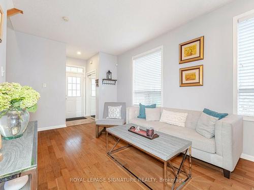 1324 Weir Chse, Mississauga, ON - Indoor Photo Showing Living Room