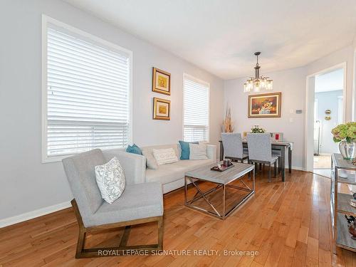 1324 Weir Chse, Mississauga, ON - Indoor Photo Showing Living Room