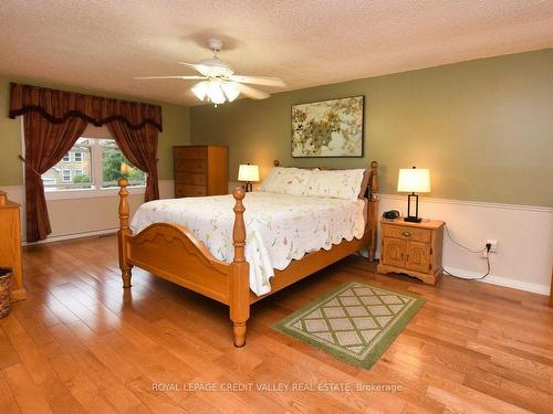 88 Parkside Dr, Brampton, ON - Indoor Photo Showing Bedroom