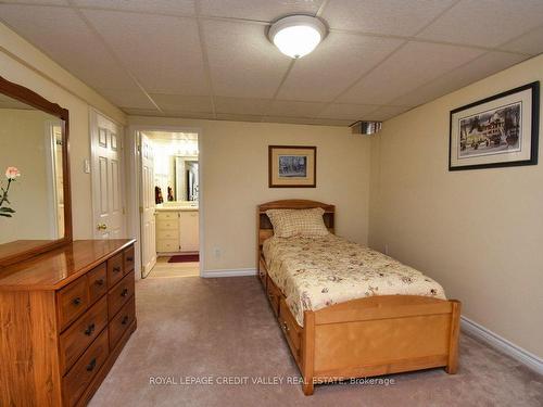 88 Parkside Dr, Brampton, ON - Indoor Photo Showing Bedroom