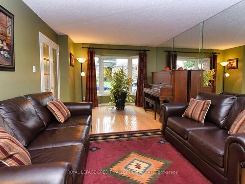 88 Parkside Dr, Brampton, ON - Indoor Photo Showing Living Room