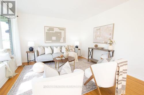 824 Florell Drive, Oshawa (Donevan), ON - Indoor Photo Showing Living Room