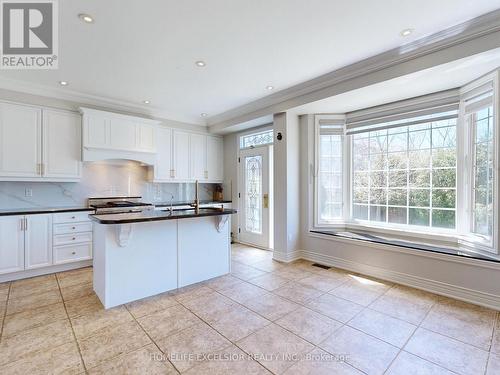 6 Dietzman Court, Richmond Hill, ON - Indoor Photo Showing Kitchen