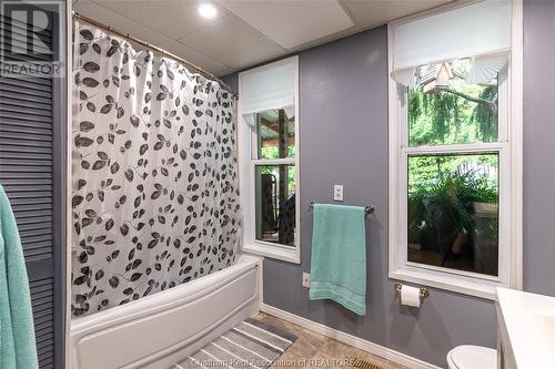 202 Adelaide Street South, Chatham, ON - Indoor Photo Showing Bathroom