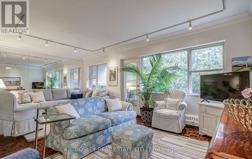 825 - 21 Dale Avenue, Toronto (Rosedale-Moore Park), ON - Indoor Photo Showing Living Room