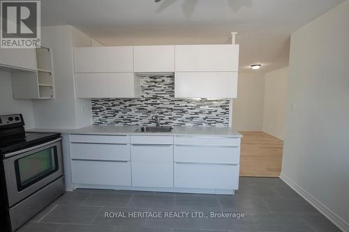 324 Rosedale Drive, Whitby (Downtown Whitby), ON - Indoor Photo Showing Kitchen