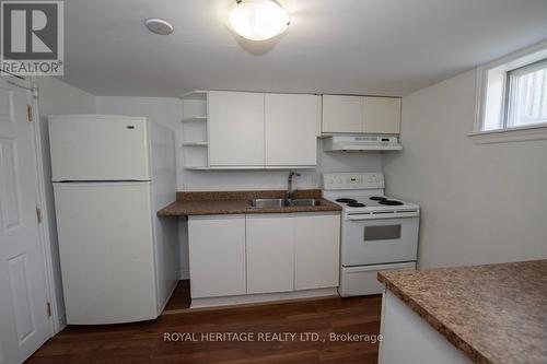 324 Rosedale Drive, Whitby (Downtown Whitby), ON - Indoor Photo Showing Kitchen With Double Sink