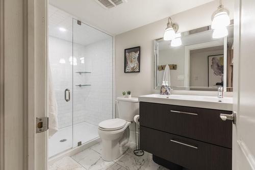 30 Picton Street W, Hamilton, ON - Indoor Photo Showing Bathroom