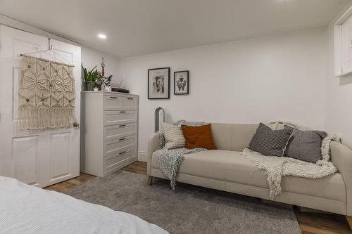 30 Picton Street W, Hamilton, ON - Indoor Photo Showing Bedroom