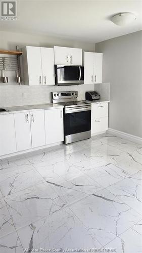 25 Noble Court, Amherstburg, ON - Indoor Photo Showing Kitchen