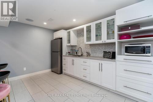 12 Lisson Crescent, Brampton (Credit Valley), ON - Indoor Photo Showing Kitchen