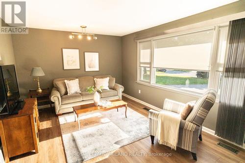 22 Breton Park Crescent, London, ON - Indoor Photo Showing Living Room