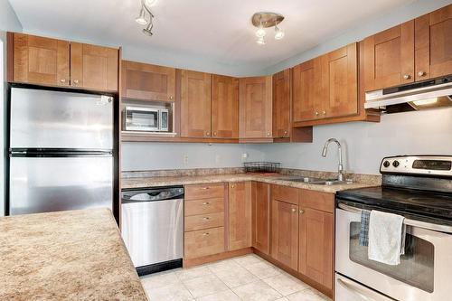 665 Francis Road Unit# 2, Burlington, ON - Indoor Photo Showing Kitchen With Double Sink