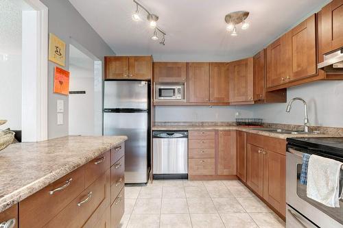 665 Francis Road Unit# 2, Burlington, ON - Indoor Photo Showing Kitchen