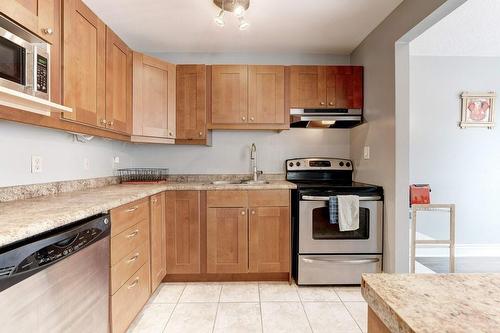 665 Francis Road Unit# 2, Burlington, ON - Indoor Photo Showing Kitchen