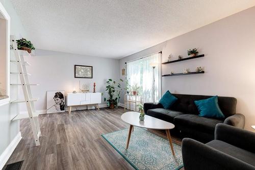 665 Francis Road Unit# 2, Burlington, ON - Indoor Photo Showing Living Room