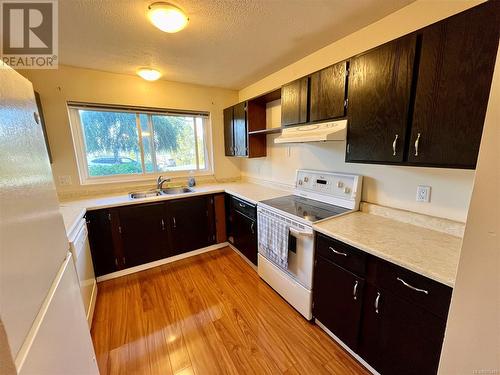 100 501 9Th Ave, Campbell River, BC - Indoor Photo Showing Kitchen With Double Sink