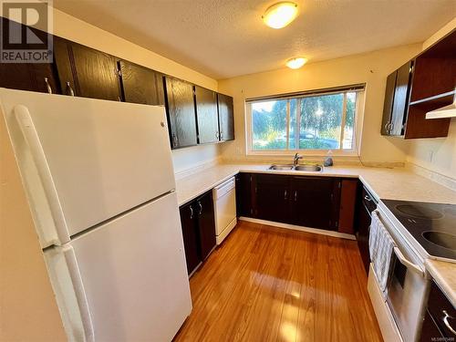 100 501 9Th Ave, Campbell River, BC - Indoor Photo Showing Kitchen With Double Sink