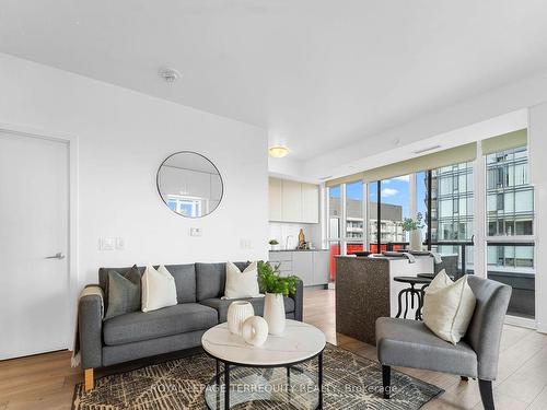 1808-120 Parliament St, Toronto, ON - Indoor Photo Showing Living Room