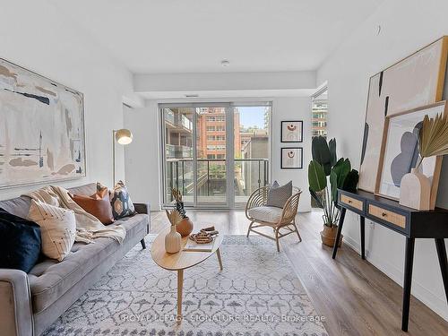 310-158 Front St E, Toronto, ON - Indoor Photo Showing Living Room