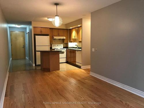 501-123 Eglinton Ave E, Toronto, ON - Indoor Photo Showing Kitchen