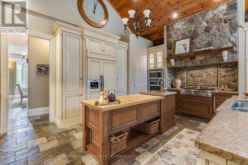 25 Riverstone Court, East Gwillimbury, ON - Indoor Photo Showing Kitchen With Double Sink