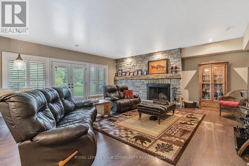 25 Riverstone Court, East Gwillimbury, ON - Indoor Photo Showing Living Room With Fireplace