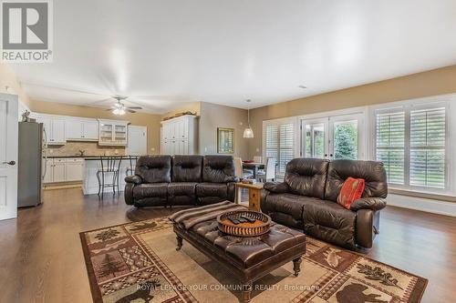 25 Riverstone Court, East Gwillimbury, ON - Indoor Photo Showing Living Room