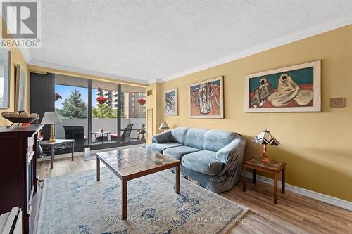 307 - 40 Baif Boulevard, Richmond Hill, ON - Indoor Photo Showing Living Room