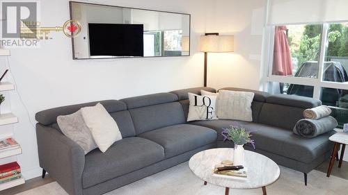 Th7 108 E 8Th Street, North Vancouver, BC - Indoor Photo Showing Living Room