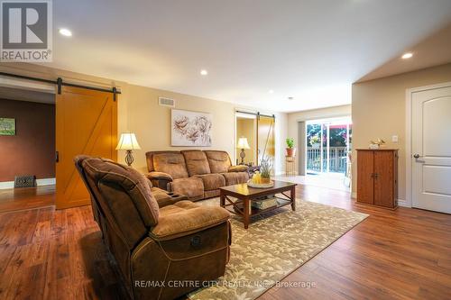 8874 Inadale Drive, Strathroy-Caradoc, ON - Indoor Photo Showing Living Room