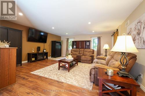 8874 Inadale Drive, Strathroy-Caradoc, ON - Indoor Photo Showing Living Room