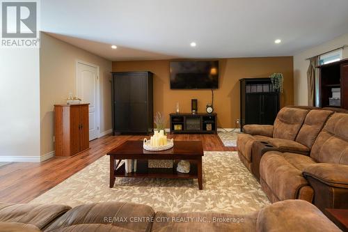 8874 Inadale Drive, Strathroy-Caradoc, ON - Indoor Photo Showing Living Room