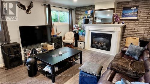 1097 Williamsburg Street, Kincardine, ON - Indoor Photo Showing Living Room With Fireplace