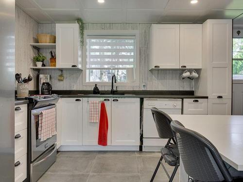 Cuisine - 2233 Ch. Gémont, Saint-Adolphe-D'Howard, QC - Indoor Photo Showing Kitchen