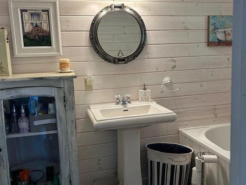 Salle de bains - 1096 Ch. Du Lac-Winnetou, Amherst, QC - Indoor Photo Showing Bathroom