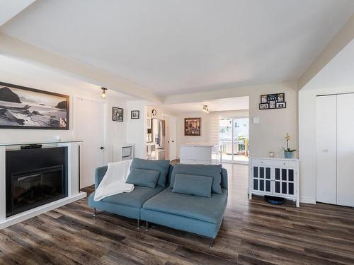 Vue d'ensemble - 152 29E Avenue, Sainte-Marthe-Sur-Le-Lac, QC - Indoor Photo Showing Living Room With Fireplace