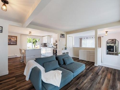 Vue d'ensemble - 152 29E Avenue, Sainte-Marthe-Sur-Le-Lac, QC - Indoor Photo Showing Living Room