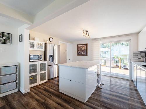 Cuisine - 152 29E Avenue, Sainte-Marthe-Sur-Le-Lac, QC - Indoor Photo Showing Kitchen