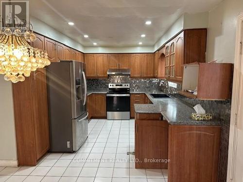 18 Scarlett Drive, Brampton (Fletcher'S Creek South), ON - Indoor Photo Showing Kitchen