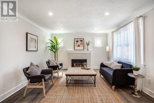 540 Niagara Street, St. Catharines (Bunting/Linwell), ON - Indoor Photo Showing Living Room With Fireplace