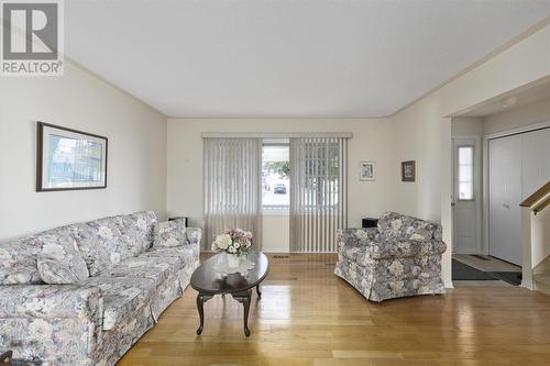 866 Lake St, Sault Ste. Marie, ON - Indoor Photo Showing Living Room