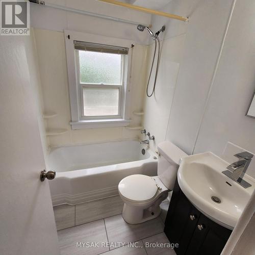 32 Price Avenue, Welland, ON - Indoor Photo Showing Bathroom