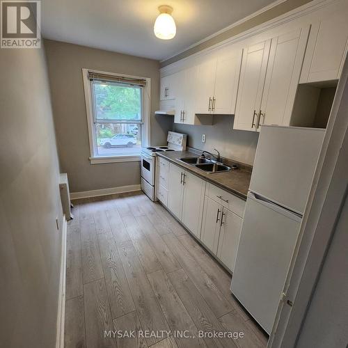 32 Price Avenue, Welland, ON - Indoor Photo Showing Kitchen With Double Sink