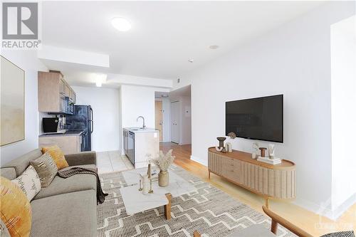 179 Metcalfe Street Unit#1707, Ottawa, ON - Indoor Photo Showing Living Room