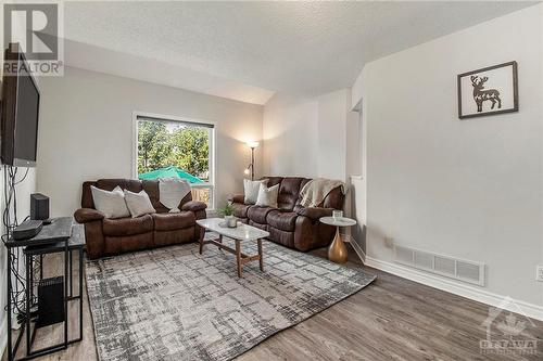 51 Sunnybrooke Drive, Ottawa, ON - Indoor Photo Showing Living Room